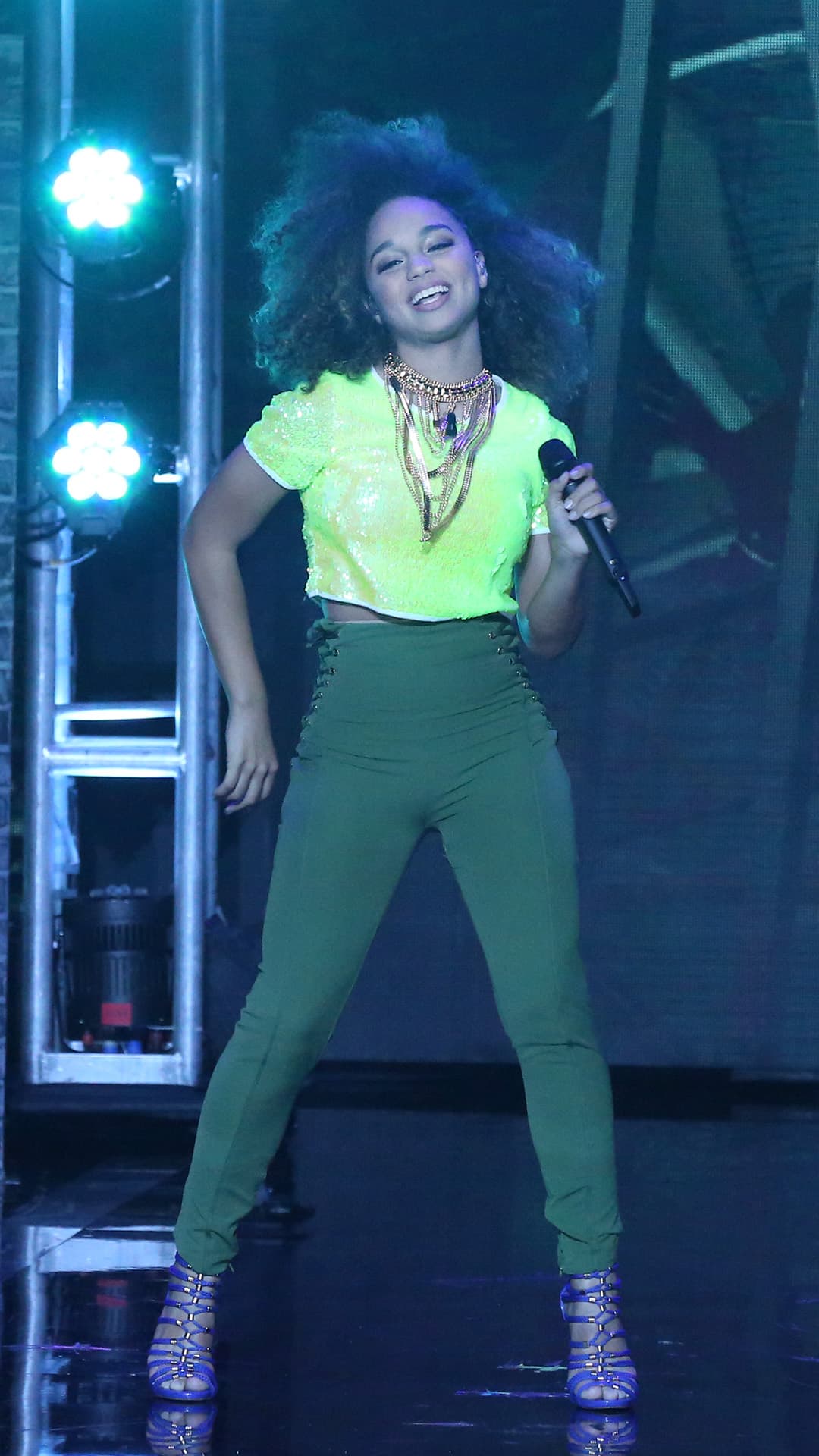 En su segunda presentación, Alondra sacó su sabor boricua para interpretar "Deja que te bese" de Alejandro Sanz Ft. Marc Anthony.