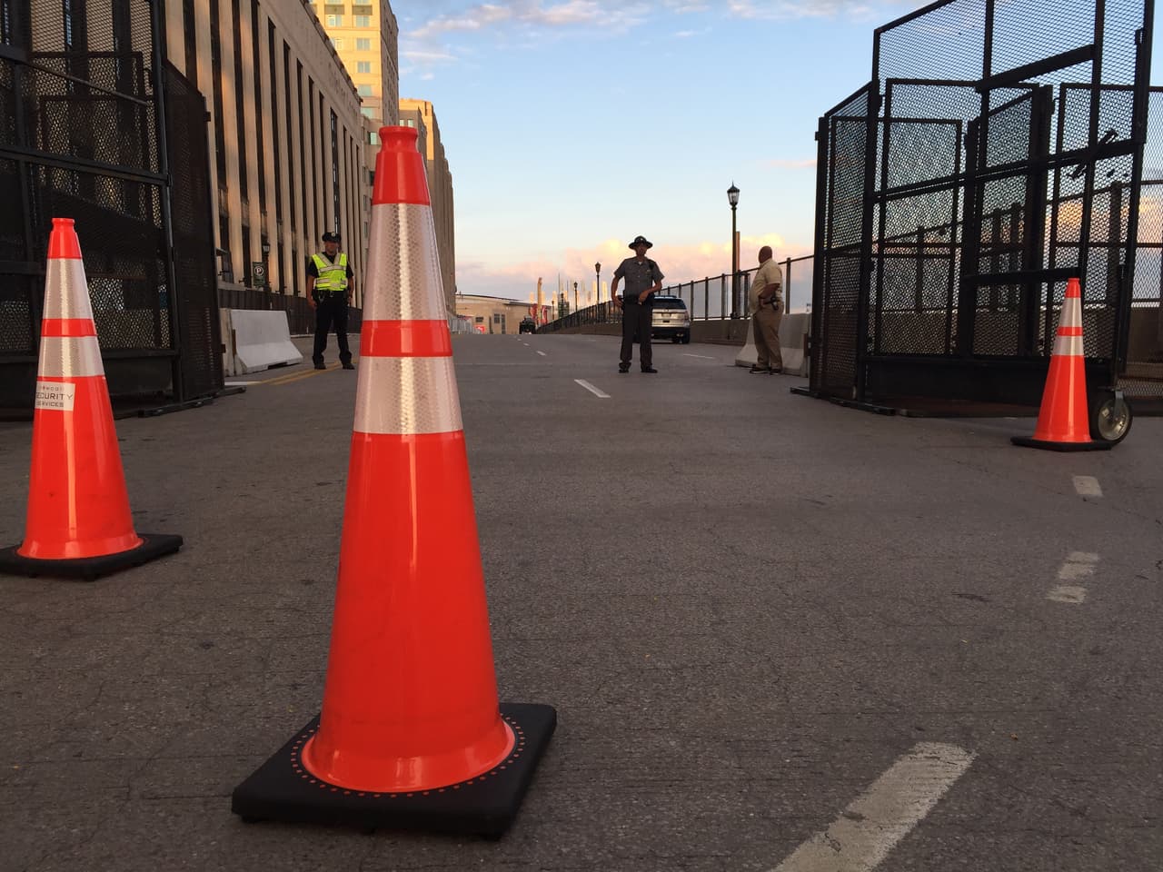 Vallas en los accesos al estadio donde se celebra el evento