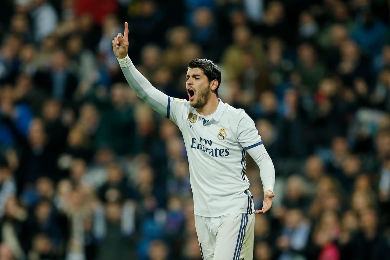 Álvaro Morata (Real Madrid) sigue siendo objeto de rumores debido a su poco tiempo en el equipo de Zidane. Se ha hablado de su regreso a la Juventus, de una posible llegada al PSG y ahora del Manchester United, debido a la lesión de Zlatan Ibrahimovic.