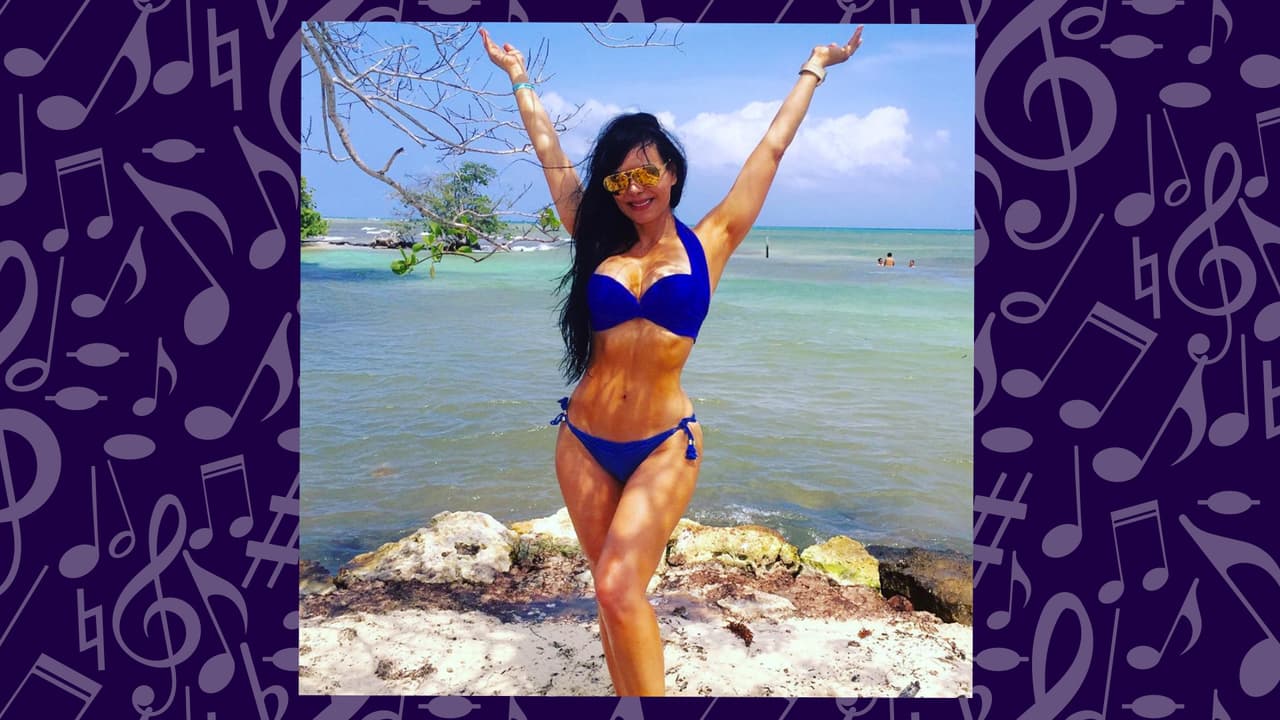 Maribel Guardia tiene 58 años de edad. Sí, leyeron bien. 58. El espectacular cuerpo de esta mujer es algo a lo cual nunca nos vamos acostumbrar. Y lo que es peor, la cantante y actriz se convertirá en abuela muy pronto. Su único hijo, José Julián Figueroa, quien tuvo con el fallecido Joan Sebastian, se convertirá en padre en el mes de mayo. José Julián sólo tiene 21 años, pero desde ya está haciendo que Maribel sea una mujer muy feliz.