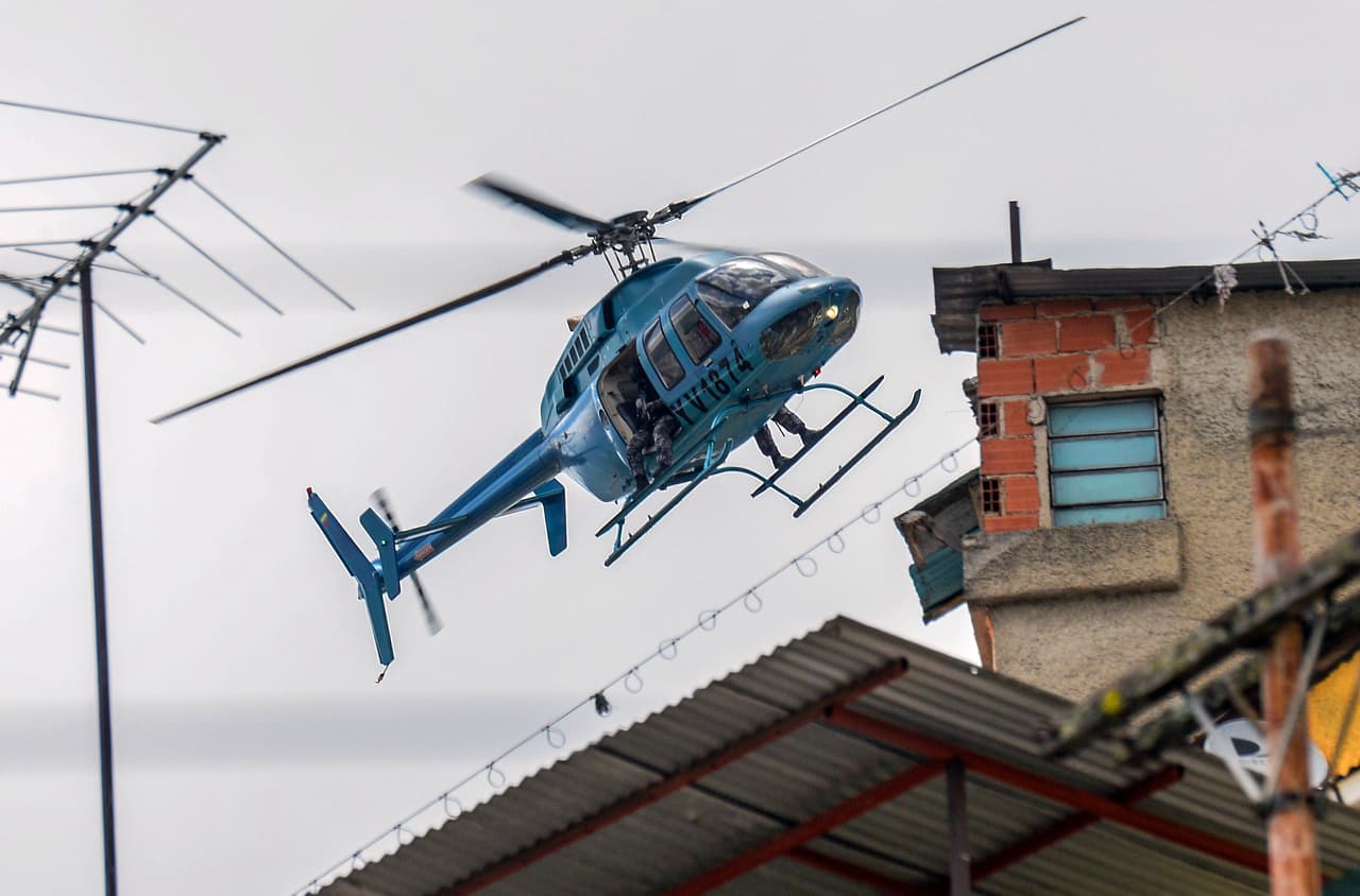Un helicóptero de la Guardia Nacional sobrevuela un barrio de Caracas, en medio de un operativo de seguridad.