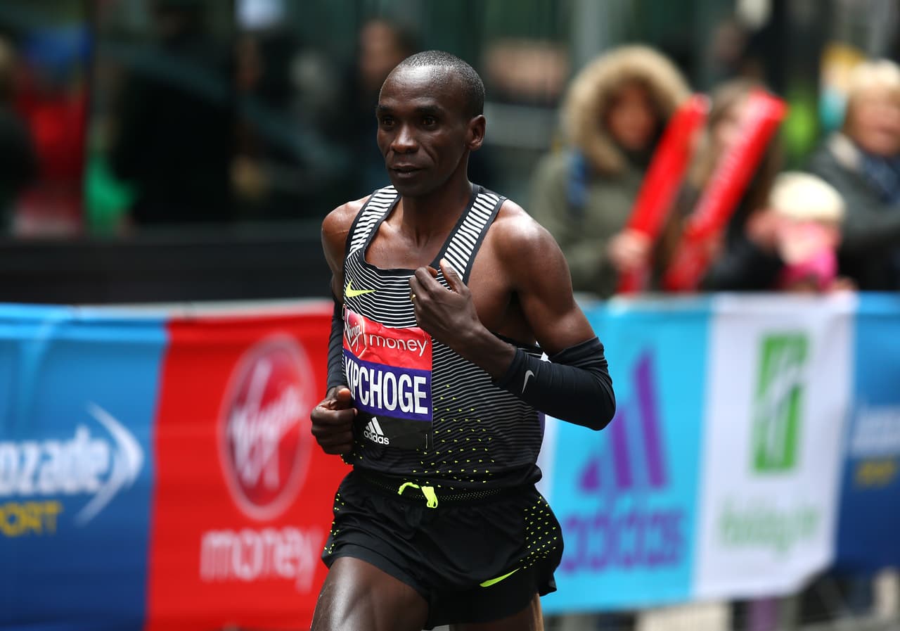 El keniano Eliud Kipchoge logró la medalla de oro de la maratón masculina al cronometrar un tiempo de 2 horas 8 minutos 44 segundos.