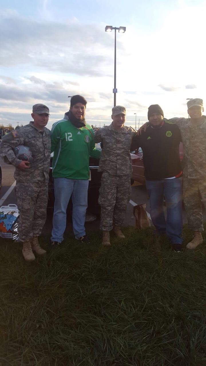 Mexicanos y soldados estadounidenses se aprestan a apoyar a sus países.