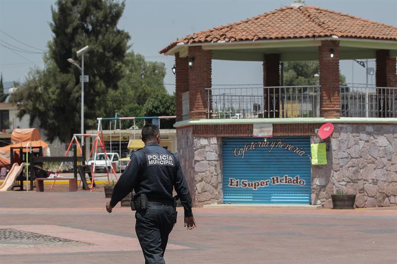 Un policía municipal en la plaza central de Santiago Atlatongo, un día después del linchamiento.