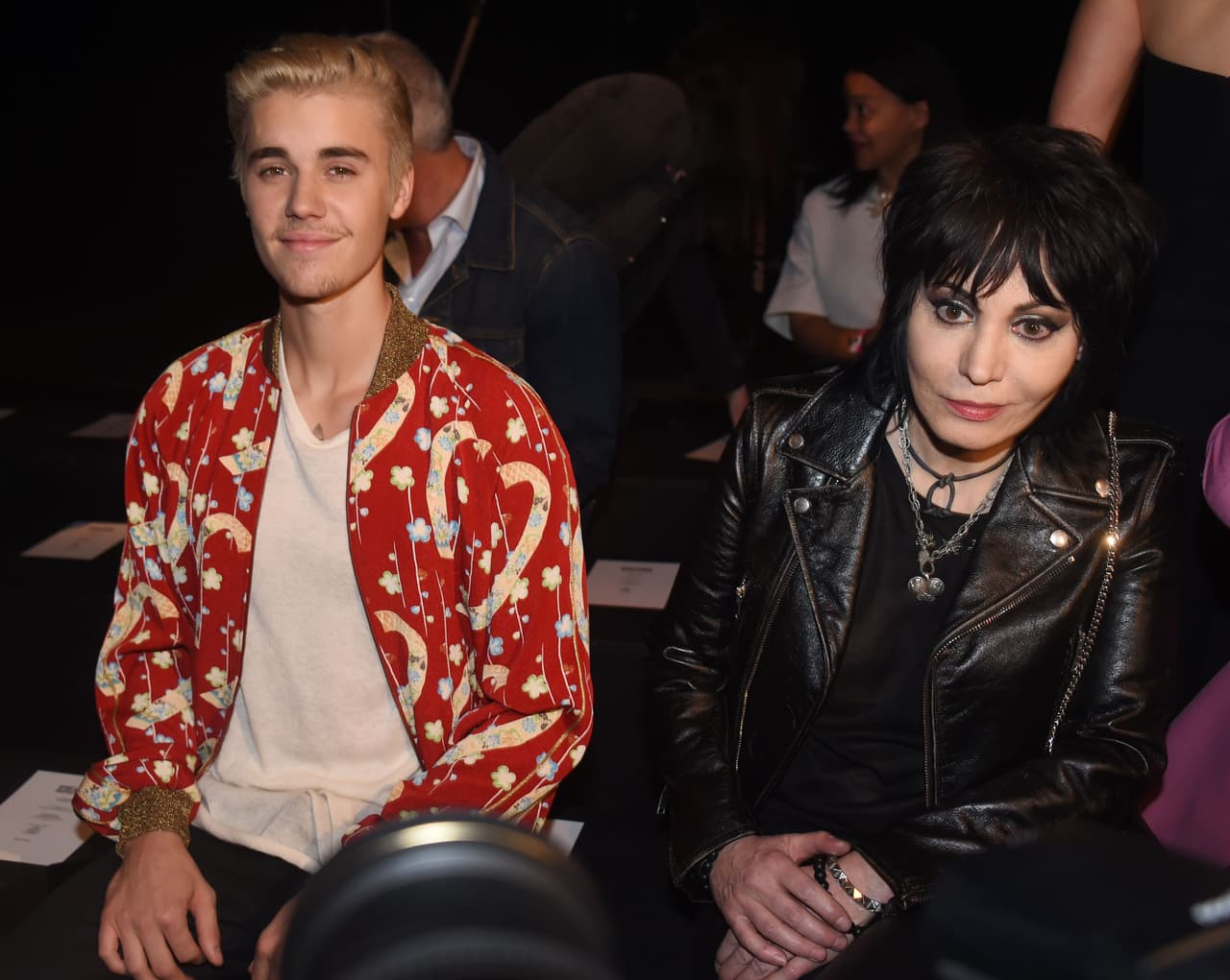 Otra de las famosas que quiso compartir, aunque sea de lejitos, un momento con Justin Bieber, fue Joan Jett.