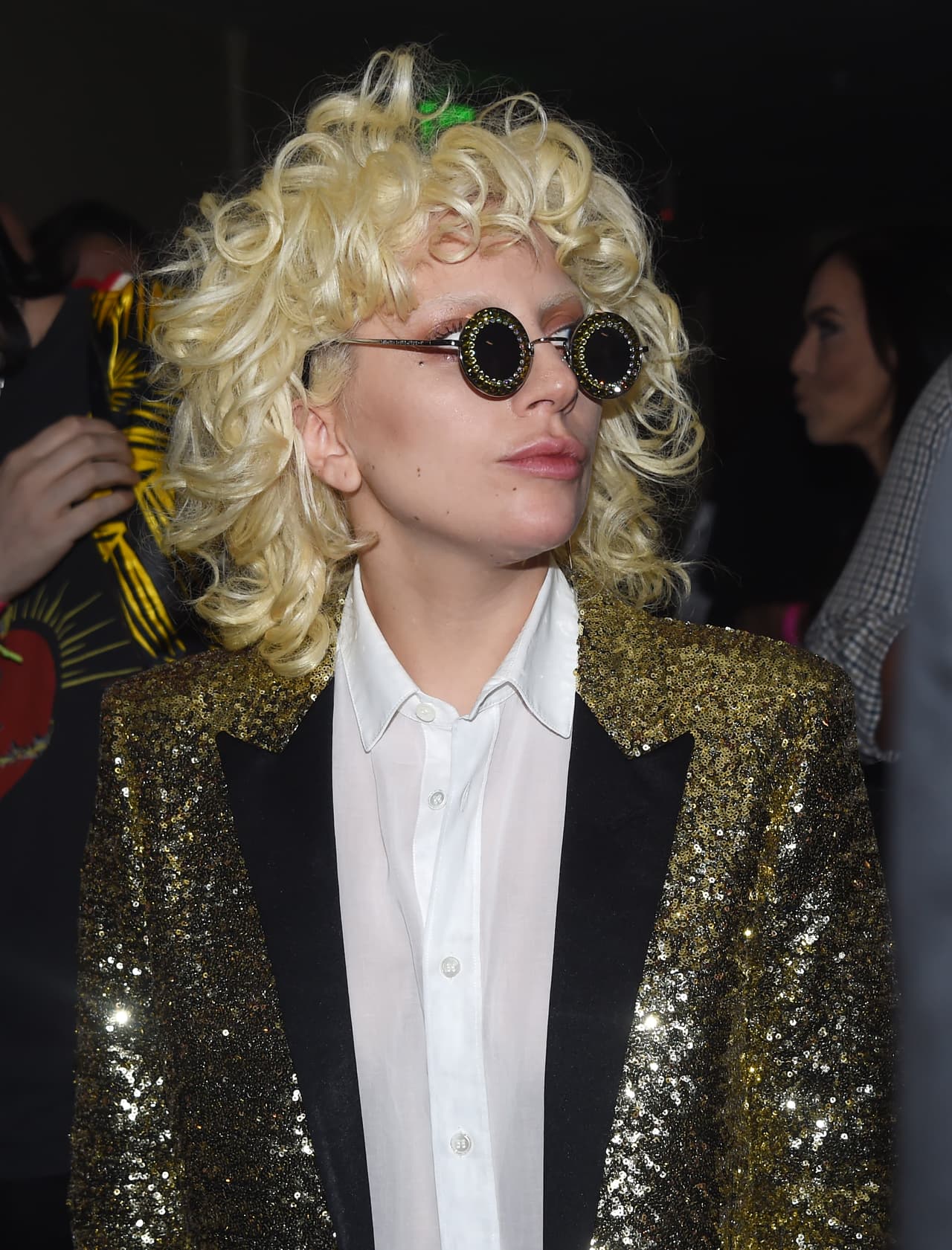 Y hasta usó unas curiosas gafas para ponerle un toque más 'crazy' a su atuendo.