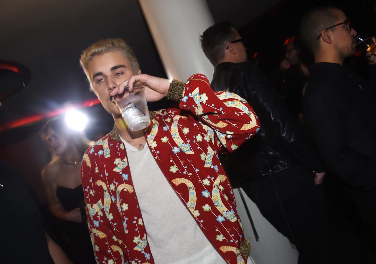 ¿Qué pasa con Justin Bieber? Así se dejó ver durante el Saint Laurent show, que se celebró en la ciudad de Los Ángeles.