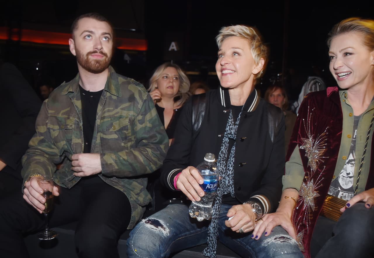 El cantante Sam Smith tampoco dejó de convivir un rato con Ellen y su pareja.
