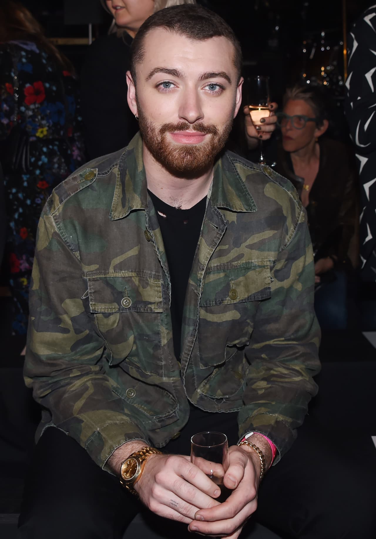 Sam iba con un look militar y con barba, lució tan bien que sus fans lo siguieron en todo momento.