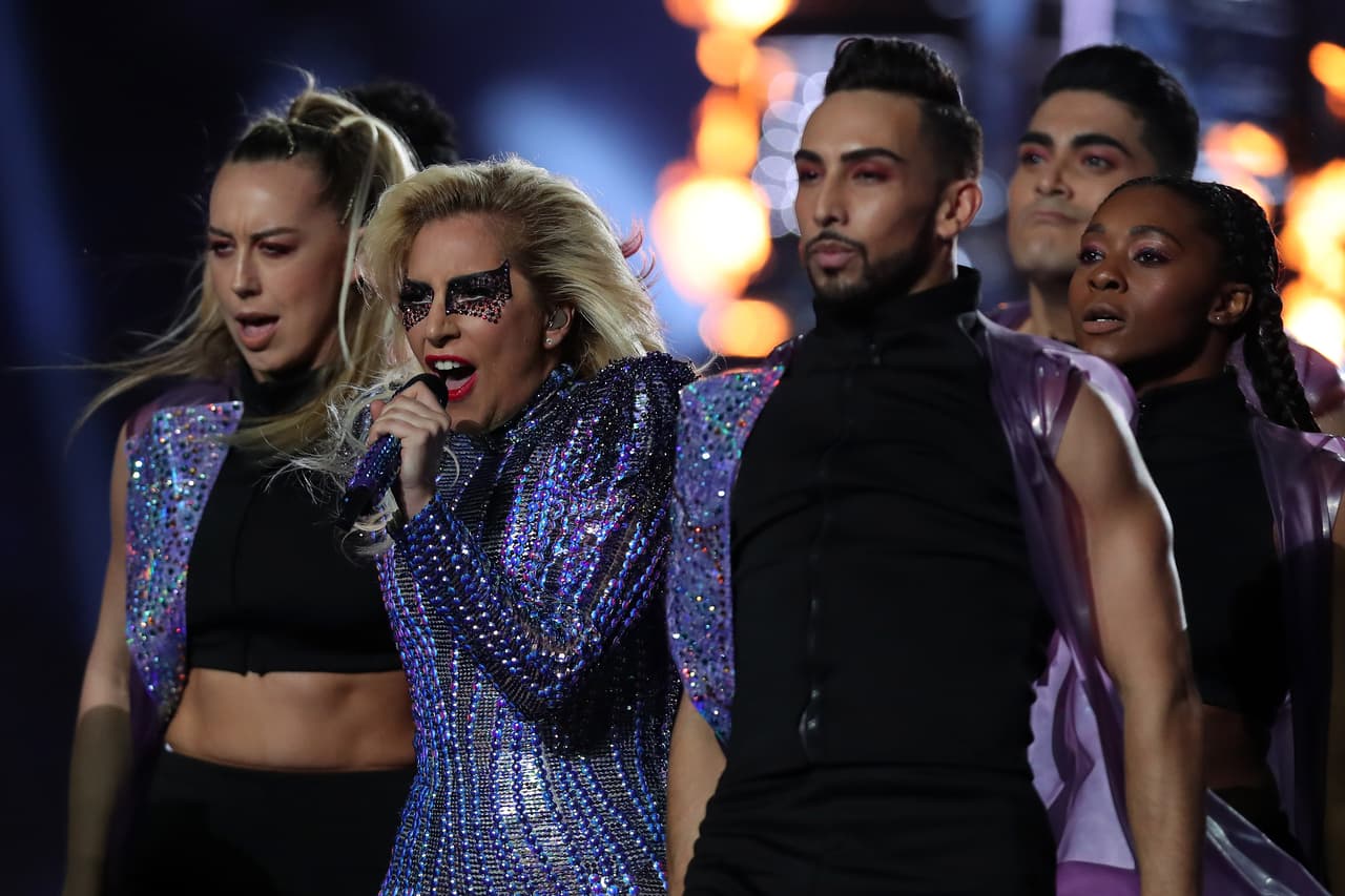 Lady Gaga dio un show en el que bajó desde el techo colgada, dando incluso vueltas sin dejar de cantar. Tras su llegada aérea, le imprimió mucha energía al baile, con una presentación panorámica con coreografía de luces, con referentes al fútbol americano y con una temática dirigida hacia la unidad nacional.
