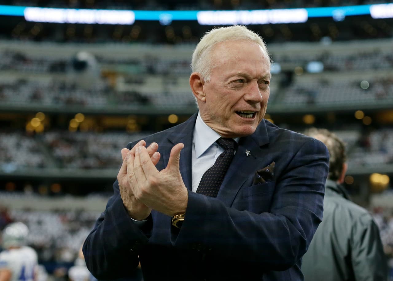 Jerry Jones trató de persuadir a Cowboys de no arrodillarse durante el himno