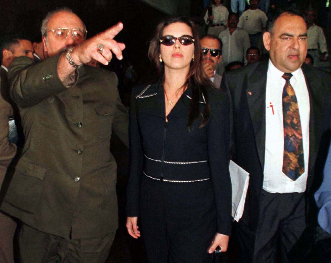 Desde el escándalo de la subida de peso en 1996 hasta hoy, cuando todos comentan su
<a href="http://www.univision.com/estilo-de-vida/trending/el-peso-de-alicia-machado-se-cuela-en-el-debate-presidencial">mención en el primer debate presidencial </a>, la presencia de Alicia Machado en la prensa del espectáculo ha sido escandalosa. En 1998, antes de mudarse definitivamente a Estados Unidos, tuvo que declarar en una corte venezolana sobre un intento de asesinato en el que fue vinculada junto a su novio de entonces J
<a href="http://www.eluniversal.com/1998/02/01/ccs_art_01432AA.shtml">uan Rafael Rodríguez Reggeti, según reseña del diario venezolano El Universal</a>, un inconveniente con la justica venezolana que no pasó a mayores.