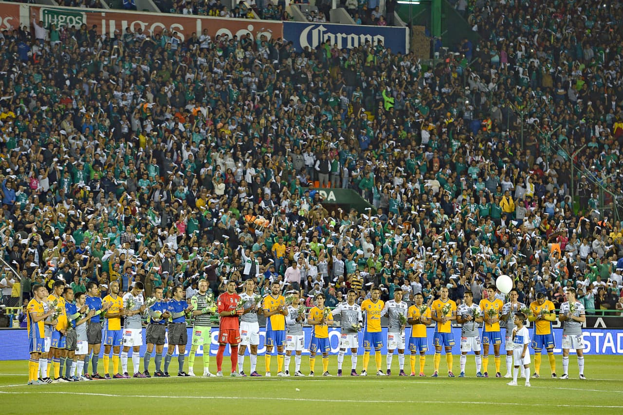 En el fútbol mexicano, León y Tigres realizaron un minuto de silencio previo al duelo de ida de las semifinales en el Nou Camp.