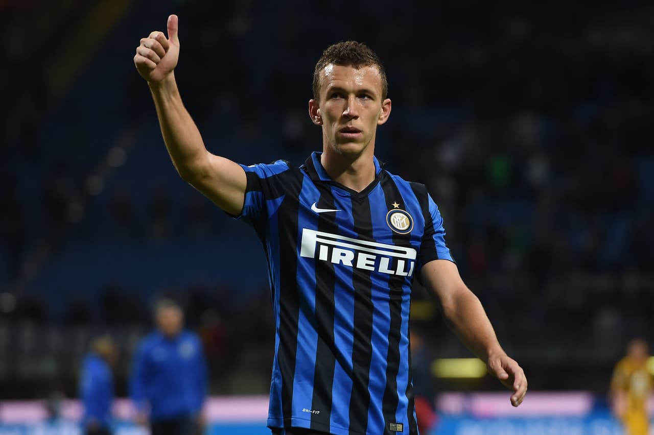 Corona bien podría ocupar el lugar del croata Perisic en el Inter de Milán porque el mexicano sí tiene gol. Perisic es muy veloz y corpulento, pero está negadísimo de cara a portería.
