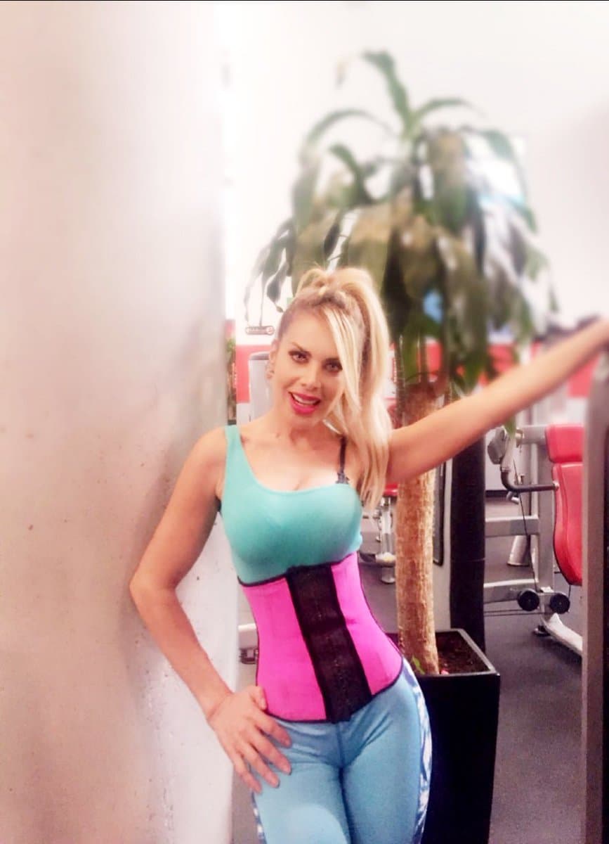 "Voy tres veces a la semana, un día hago bíceps y tríceps, otro día hago pierna y otro trabajo la espalda, me enfoco un poquito más en las pompas, porque no podemos negar que, con los años, lo primero que se cae son éstas, y ya no tengo 25 años, pero veo mis pompas y no hay gran diferencia de cuando tenía esa edad", asegura
<b><a href="http://www.univision.com/temas/lorena-herrera">Lorena Herrera</a></b>, quien con el paso del tiempo luce mejor.