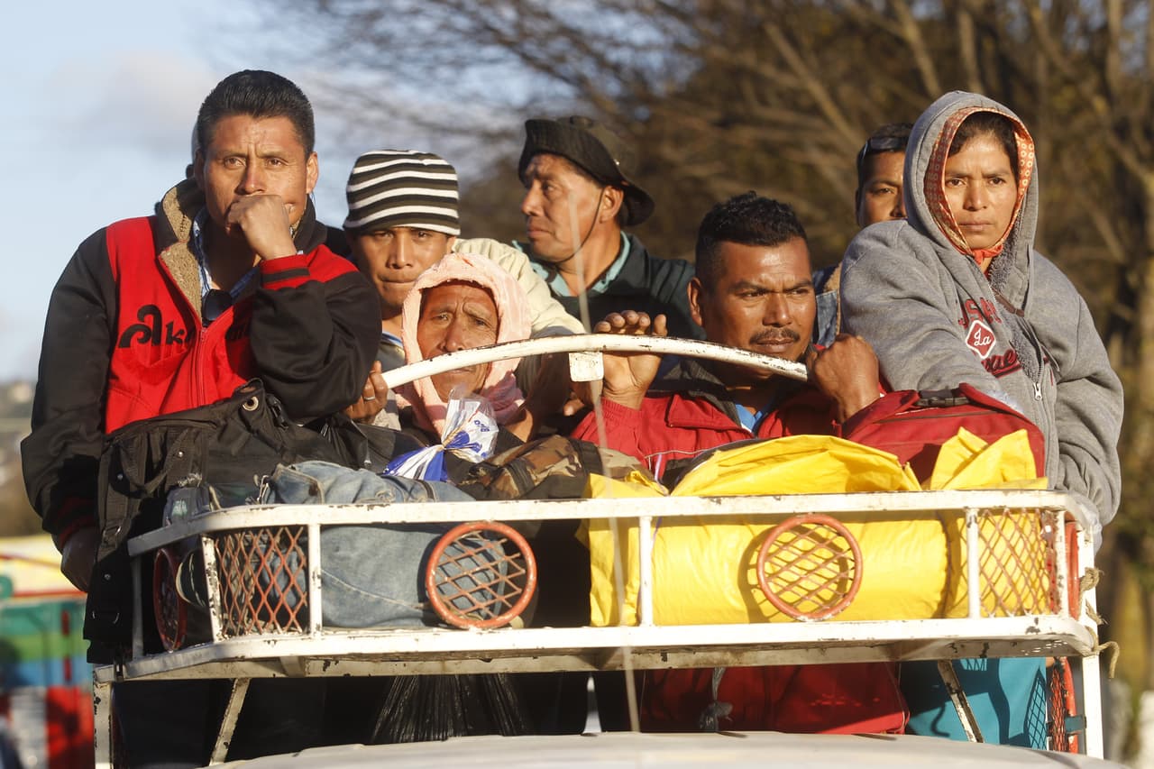 Esta familia viaja en una camioneta hacia San Cristóbal de las Casas para poder ver al papa Francisco.