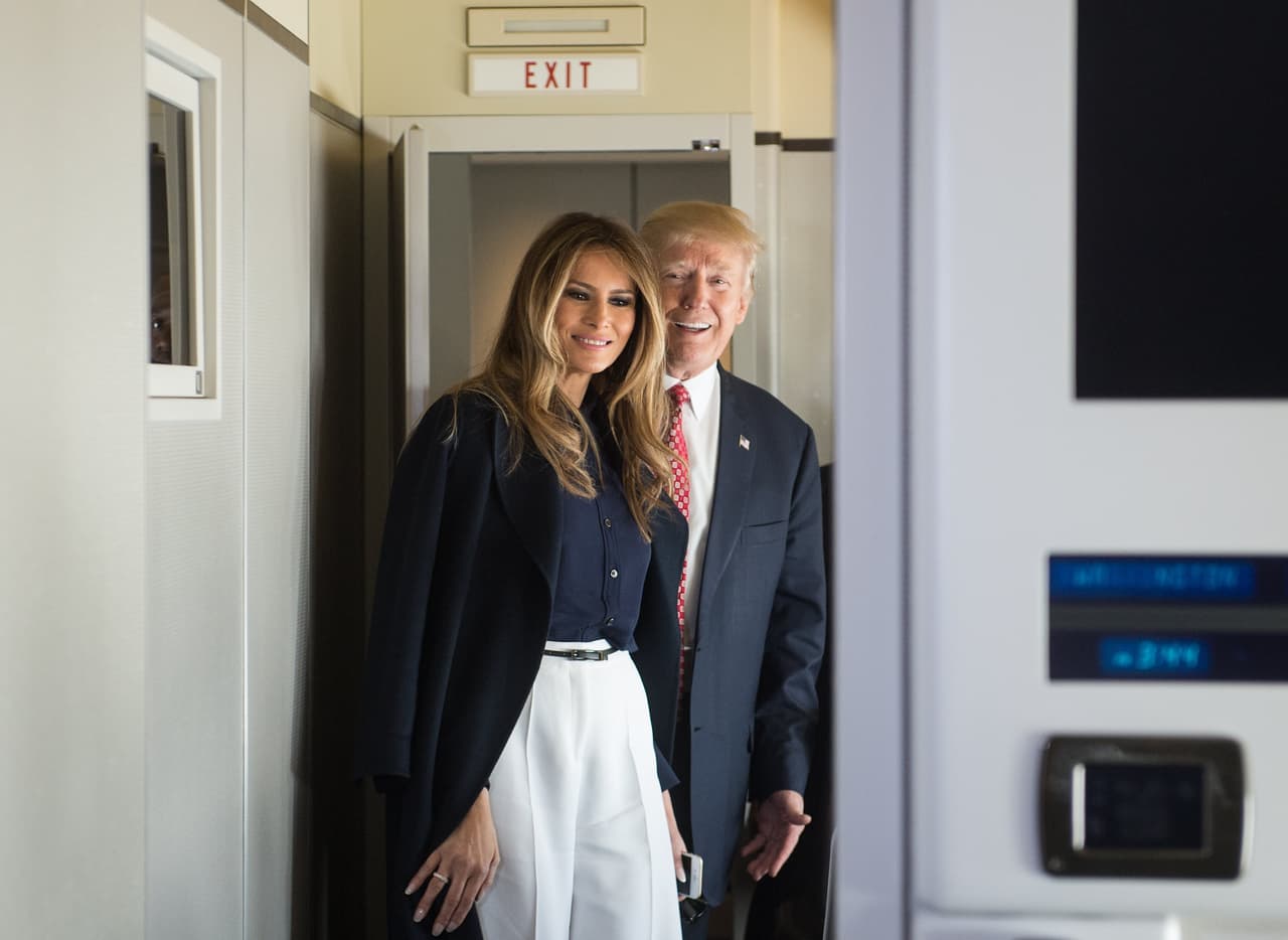 Melania Trump parece querer eludir a toda costa su paso por la Casa Blanca. En su segunda aparición pública como primera dama, de nuevo ha elegido Mar-a-lago, Palm Beach, para encontrarse con su marido. Su ausencia en la casa de gobierno, si bien estaba anunciada, empieza a parecer particularmente atípica: “Desde que la Casa Blanca se convirtió en la residencia oficial del presidente de los Estados Unidos, ninguna primera dama ha estado lejos de la Casa Blanca por tanto tiempo como Melania Trump”, sentencia Jean W. Harris, experta en la historia de las primeras damas y politóloga de la Universidad de Scraton.
<br>