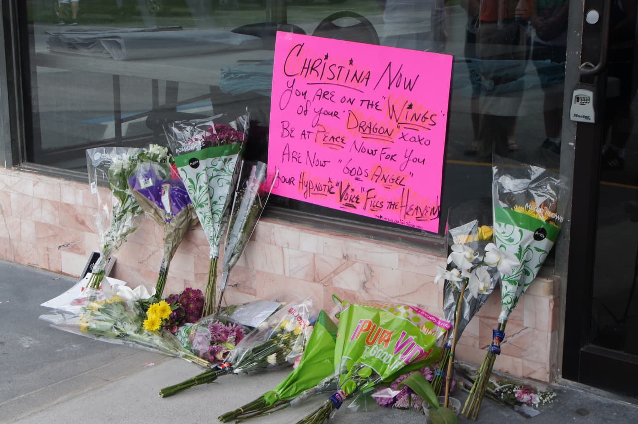 Flores y mensajes fueron depositados en la entrada del recinto The Plaza Live en memoria de Christina