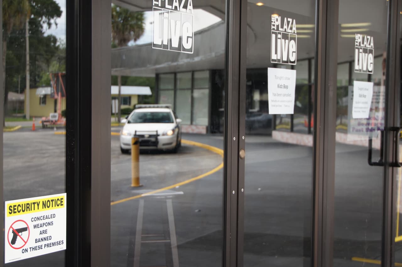 Así luce la entrada de The Plaza Live, con un letrero que prohíbe la entrada a personas con armas. Un un día antes, un hombre baleó y asesinó en el lugar a la cantante Christina Grimmie. La policía encontró que el asesino traía consigo dos pistolas cargadas y un cuchillo de caza.