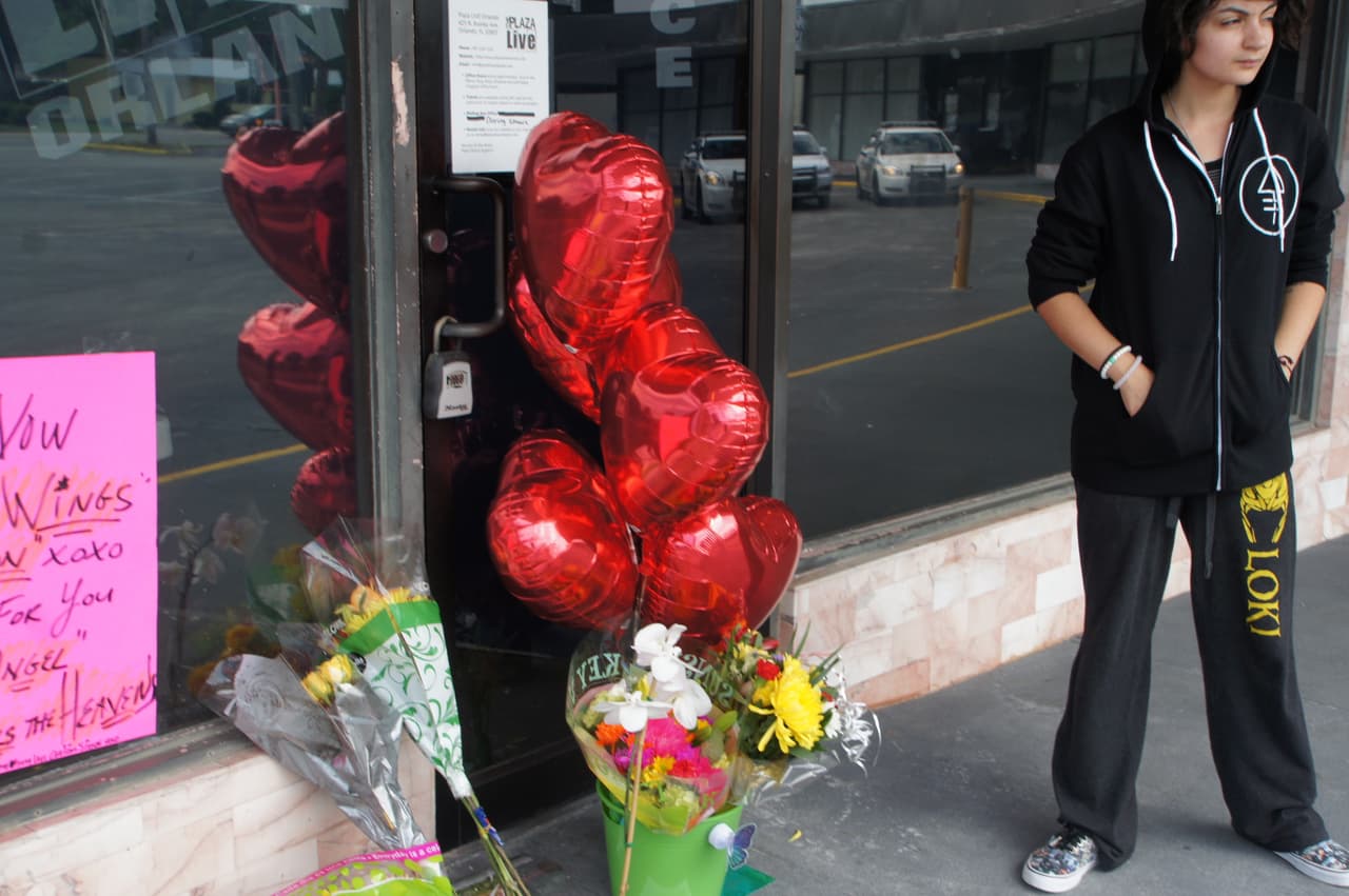 Desde muy temprano los seguidores de la cantante arribaron al lugar con globos y cartas