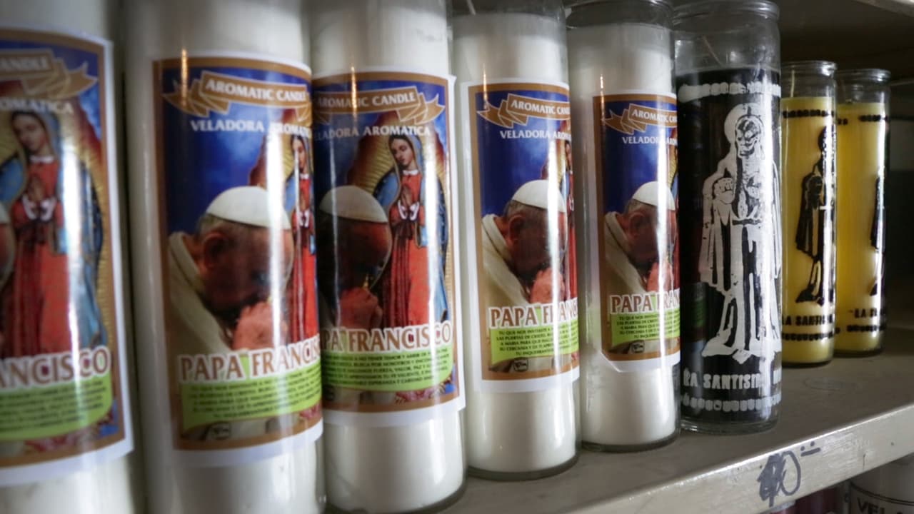 Aunque la Iglesia lo prohíbe, muchos católicos mexicanos rinden culto a la Santa Muerte