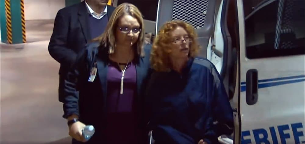 Tonya Couch llega a una cárcel en Fort Worth, Texas