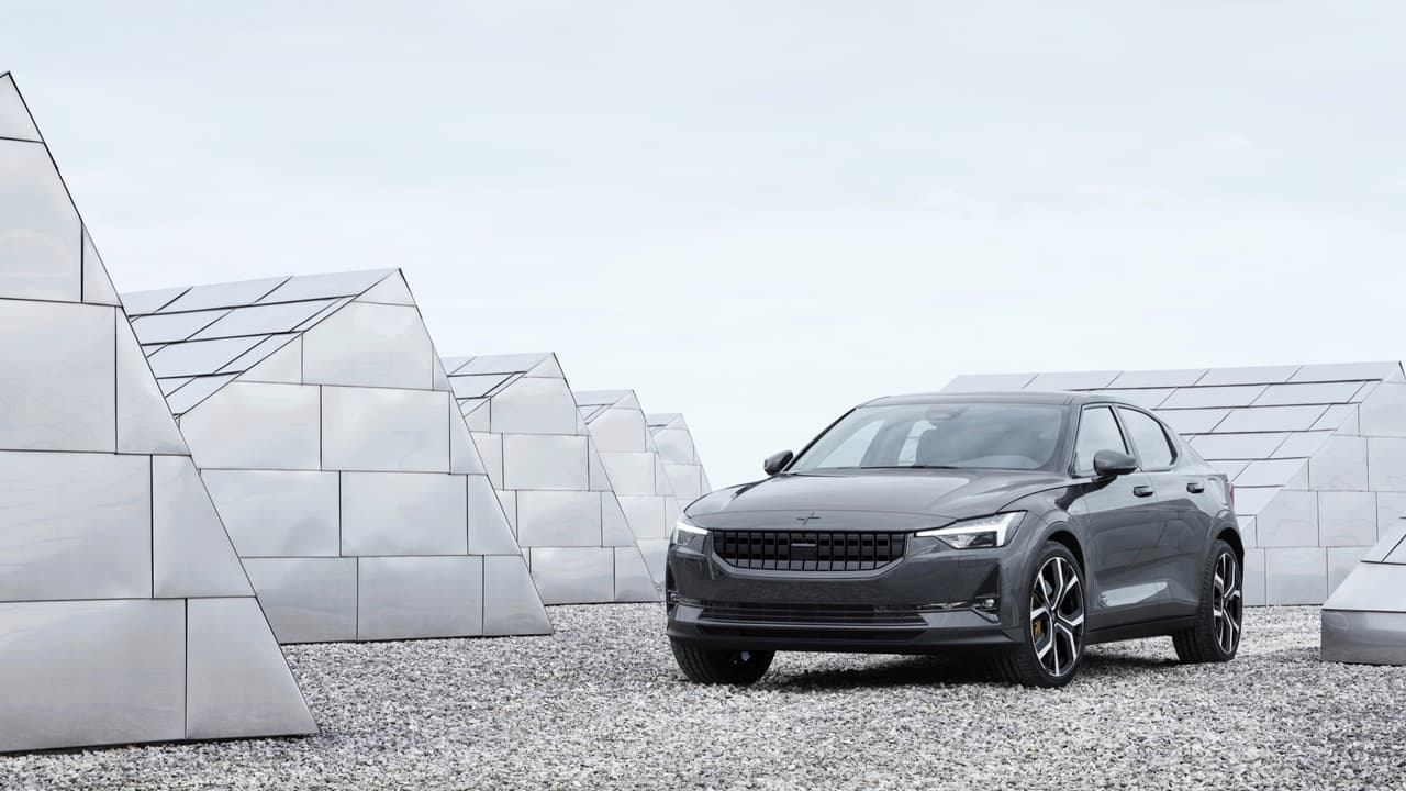 Este es el Polestar 2, el sedán eléctrico con tecnología Volvo que llega a competir con el Tesla Model 3