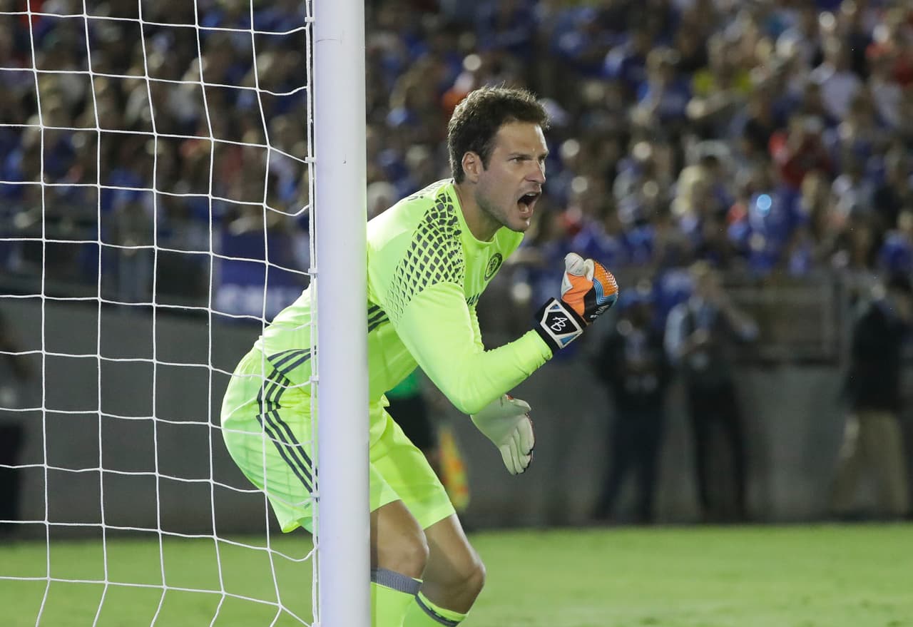 Asmir Begovic está viviendo a la sombra de Thibaut Courtois en el Chelsea y es por eso que ya busca otras posibilidades en Europa. El Bournemouth es el equipo que esta semana aparece como destino para él.