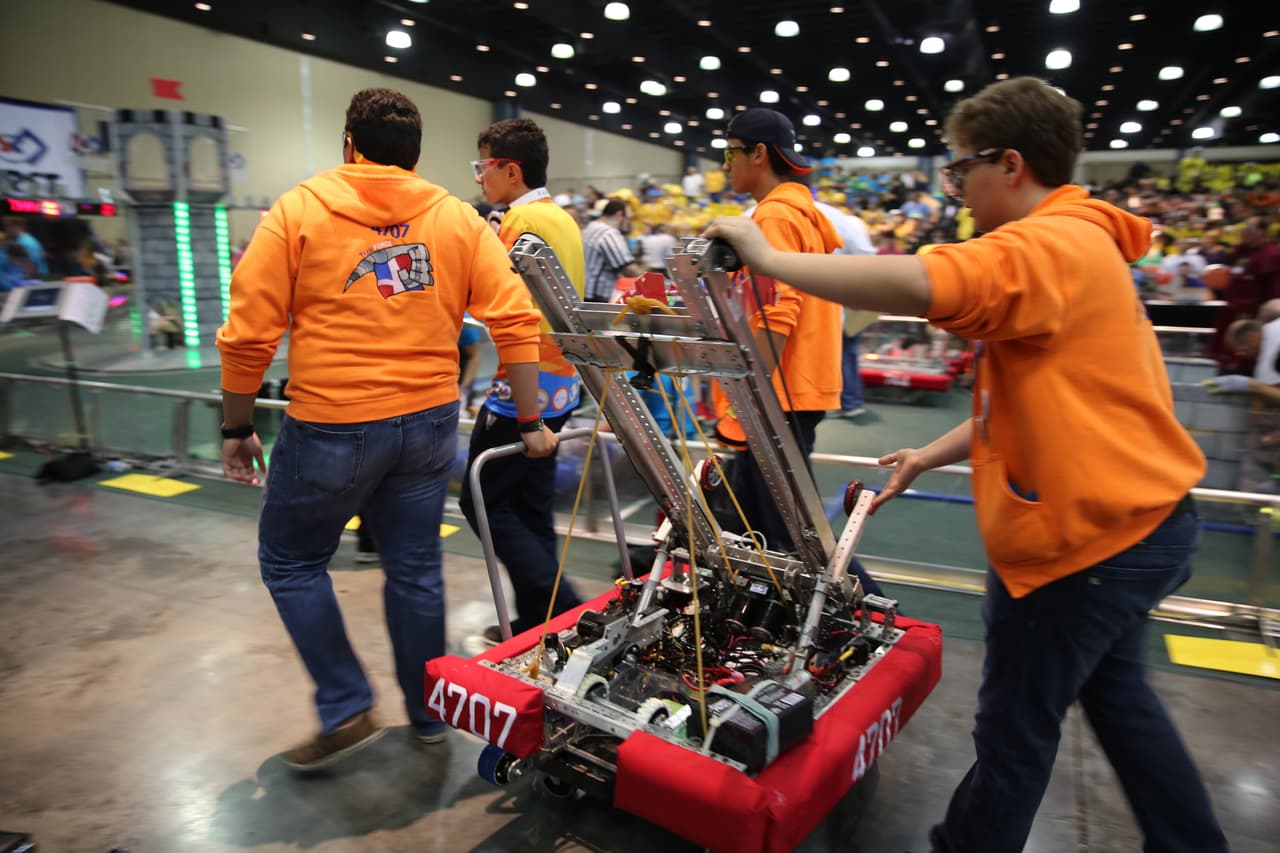 Jóvenes de República Dominicana desplazan su robot en la competencia First Robotics.