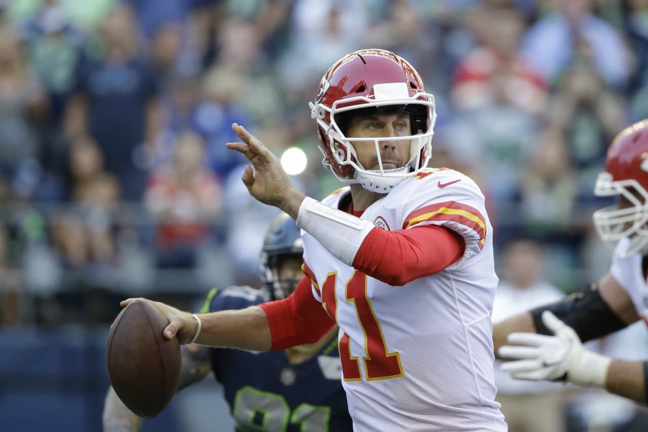 CHIEFS | La estrella
<br>
<br>Seamos honestos, Alex Smith es uno de los quarterbacks más confiables de la NFL, comete muy pocos errores y desde que jugó con San Francisco bajo el mando de Jim Harbaugh, ha logrado números envidiables para casi cualquiera de sus colegas, pero a sus 33 años de edad sigue aspirando a ganar los partidos importantes. Mientras se mantenga sano, Kansas City estará en la pelea por los Playoffs.