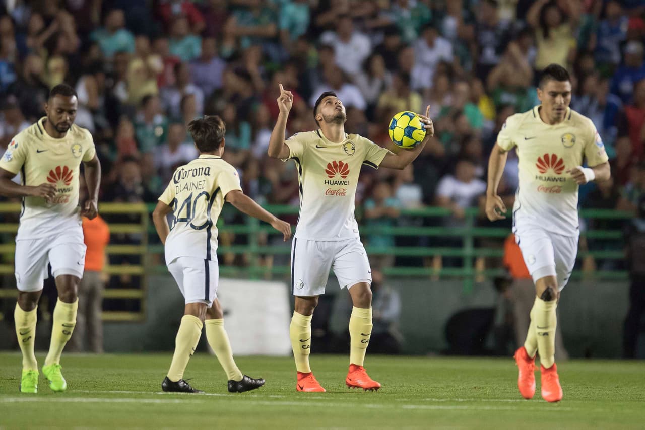 Action photo during the match Leon vs America, Corresponding 9st round of tournament Clausura 2017 of the League BBVA Bancomer MX, at Nou Camp Leon Stadium. Foto de accion durante el partido Leon vs America, Correspondiente a la Jornada 9 del Torneo Clausura 2017 de la Liga BBVA Bancomer MX, en el Estadio Nou Camp Leon, en la foto: Bruno Valdez celebra su gol de America 04/03/2017/MEXSPORT/Omar Martinez.