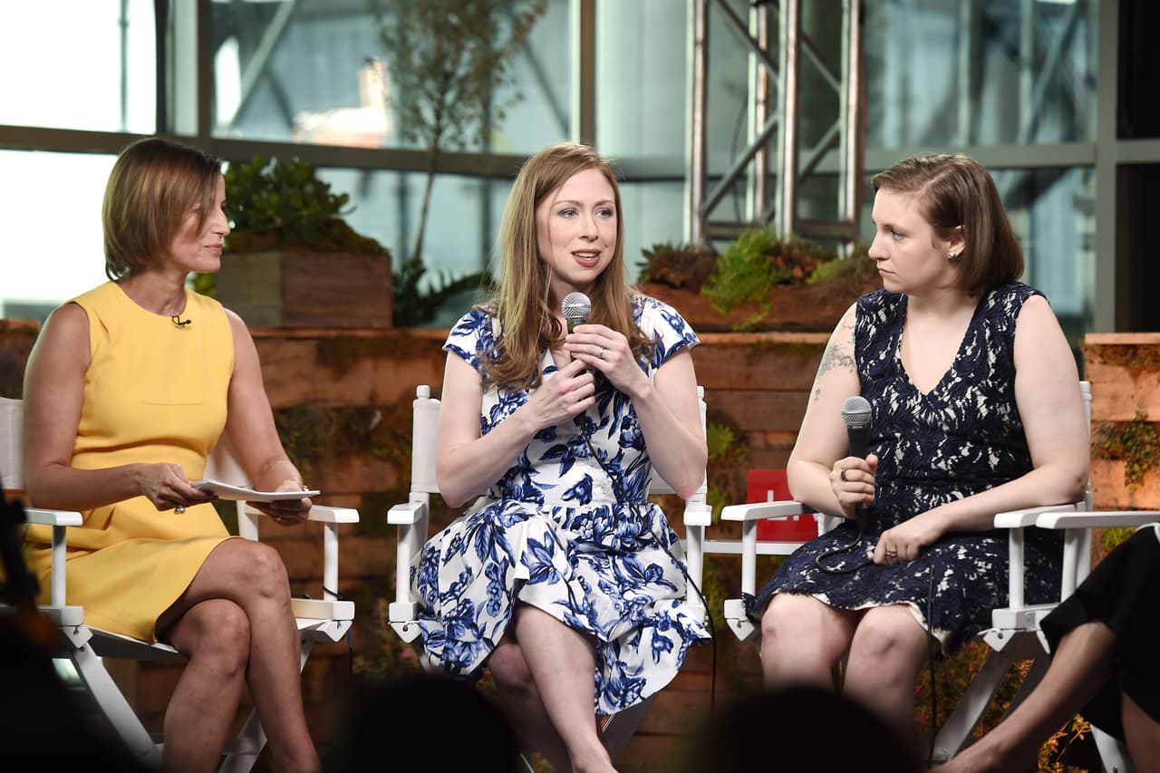 Desde el 2007, la hija del matrimonio Clinton apoyó a su madre en sus ambiciones presidenciales y la acompañó en las intensas giras para ganar más adeptos en su contienda contra el entonces candidato Barack Obama. En las nuevas ambiciones presidenciales de Clinton, Chelsea ha sido vocera y activa ficha de la campaña.