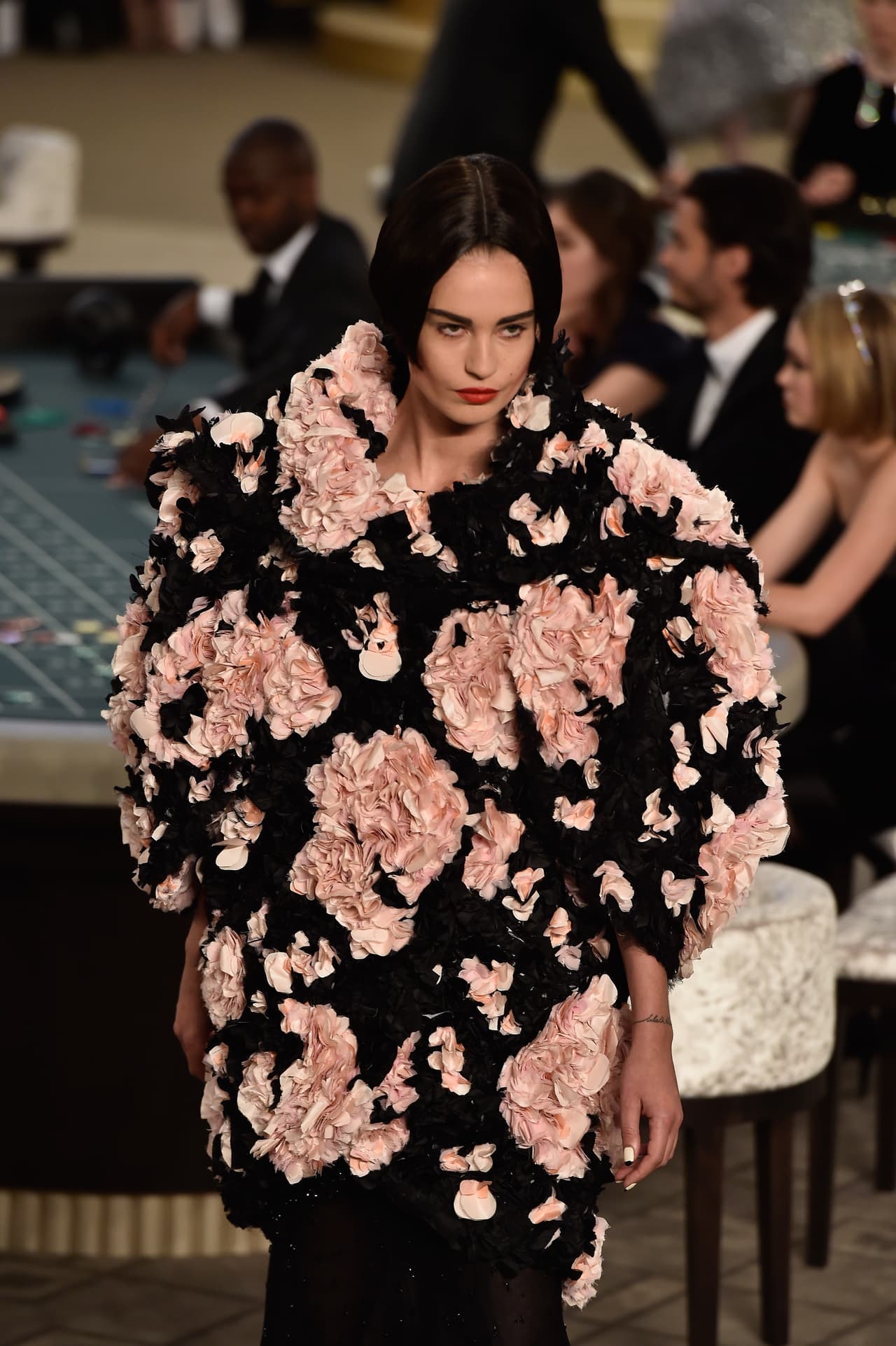 Algunas piezas incluían plumas de exóticos animales y perlas fueron incrustadas en ciertas partes para realzar su encanto.