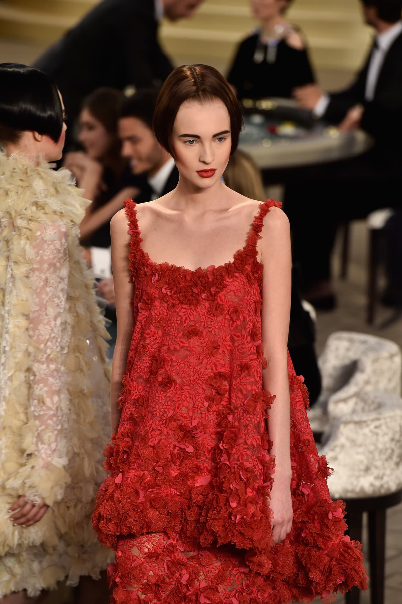 Sin embargo, Lagerfeld apostó más por detalles futurísticos con telas que guarden el calor, pensando en el frío que se aproxima.