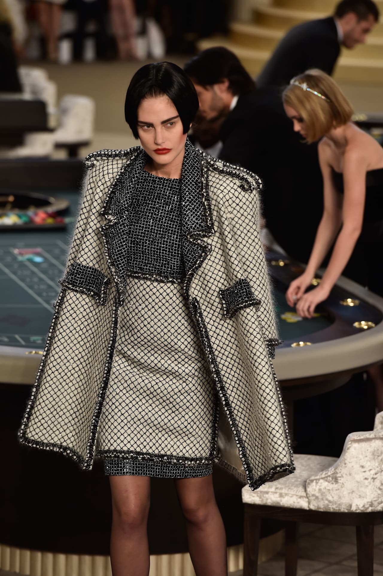 Volantes plisados, corpiños dibujados y volados en las faldas pesadas fueron añadidos en los bajos.