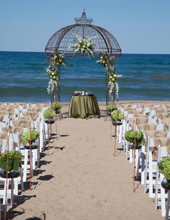 Feast and Imbibe (Chicago) // Considerado un catering-botique por su exclusividad y atención al detalle, este servicio se especializa en preparar platos de cocina americana moderna, que integra futas, verduras y mariscos de temporada, carnes rojas y frías selectas, para garantizar el mejor sabor posible.