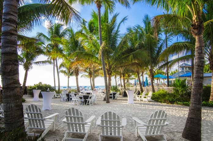 The Naples Beach Hotel & Golf Club (Florida) // Este resort está ubicado en una de las zonas más encantadoras de las playas de Florida, además de que sus instalaciones son impecables para aprovechar la puesta de sol, tiene servicio de catering para cada momento involucrado en un fin de semana matrimonial: ensayo de boda, coctel, cena de la boda y after party.