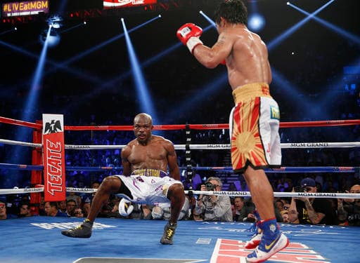 Manny Pacquiao dominó a Timothy Bradley y lo venció por decisión unánime en lo que sería su última pelea como boxeador profesional.