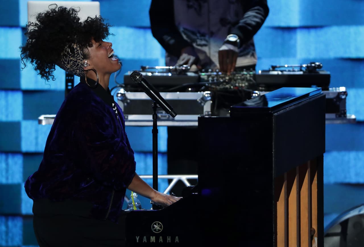 La cantante Alicia Keys, desprovista de maquillaje y con su pelo afro en plena libertad, cantó su hit musical 'Girls on fire' para remarcar en la Convención que es el tiempo de las mujeres.