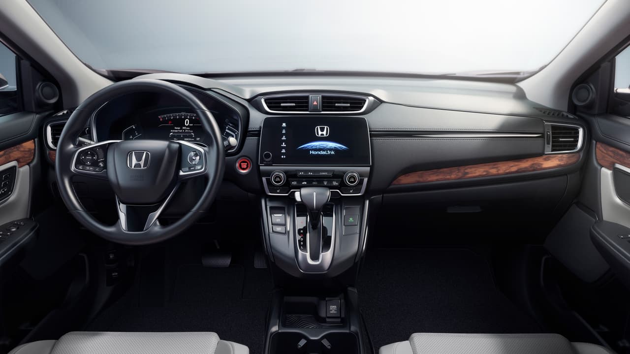 El diseño básico del interior de la Honda CR-V es una adaptación del mismo tema que conseguimos en el Civic pero las dimensiones más amplias lo hacen lucir mejor.