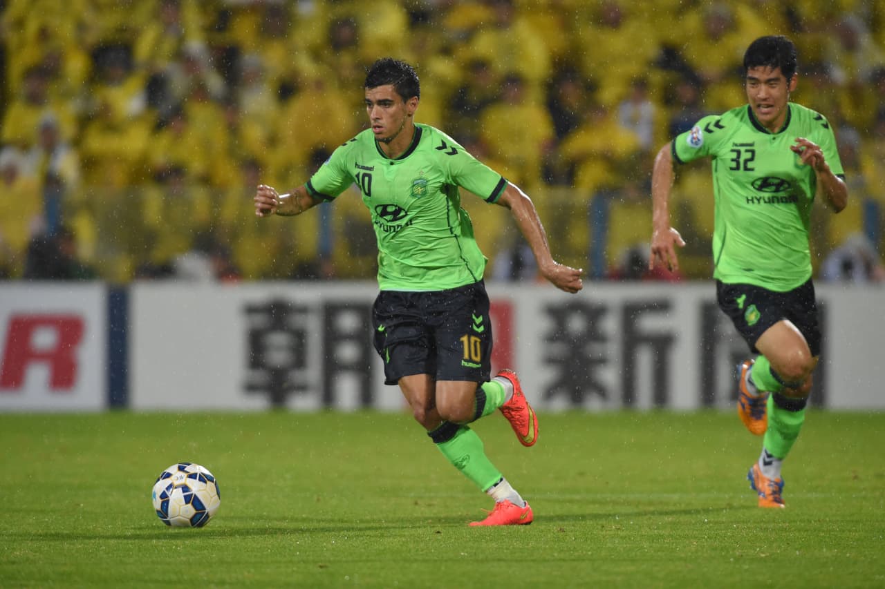 El volante es el eje en el equipo, con el que obtuvo en 2013 la obtención como el mejor jugador de la liga de Corea del Sur. Juega como extremo izquiero, pero también puede ser medio centro ofensivo y extrmo derecho.