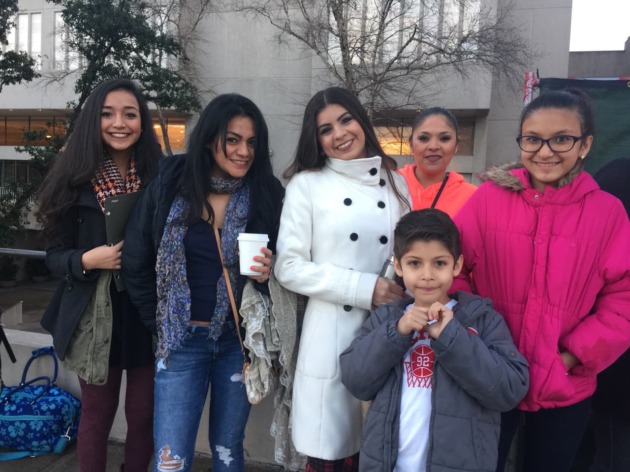 Cantando y con toda la energía se hicieron sentir los jóvenes texanos que madrugaron en busca de la oportunidad de sus vidas. Cada uno tuvo la misión de convencernos con su talento, personalidad y estilo único, muchos audicionaron pero sólo los mejores subirán al escenario.