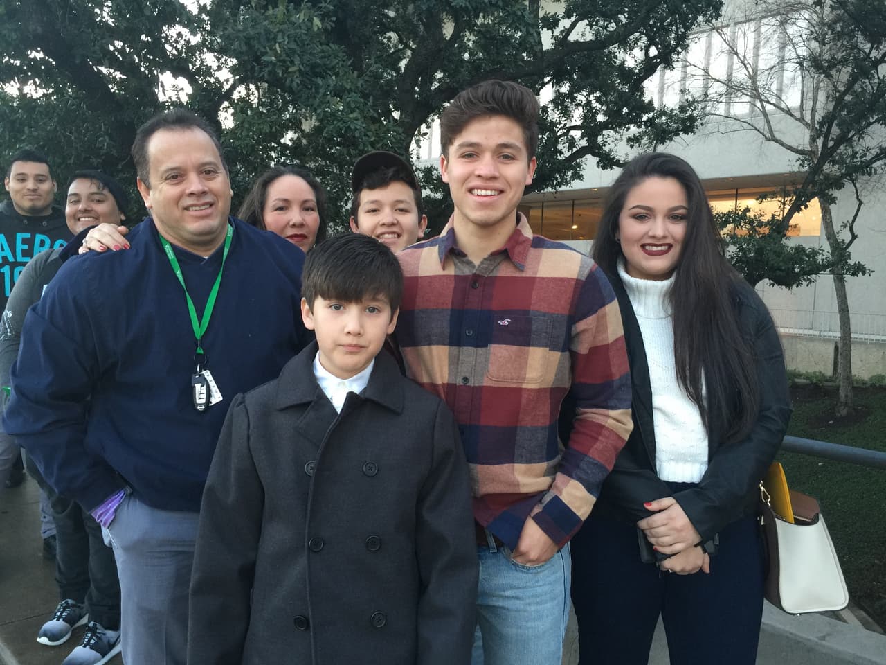 Cantando y con toda la energía se hicieron sentir los jóvenes texanos que madrugaron en busca de la oportunidad de sus vidas. Cada uno tuvo la misión de convencernos con su talento, personalidad y estilo único, muchos audicionaron pero sólo los mejores subirán al escenario.