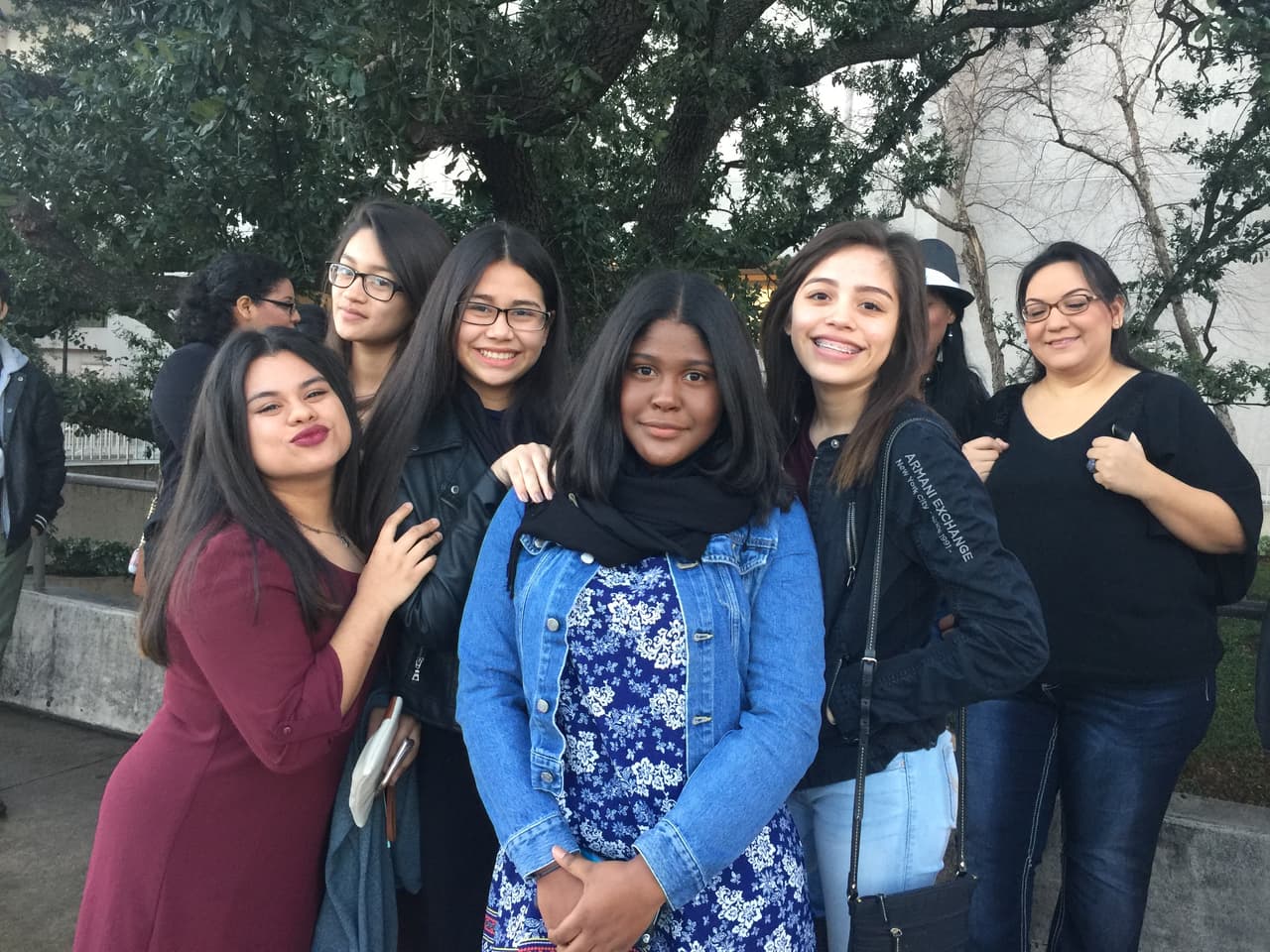 Cantando y con toda la energía se hicieron sentir los jóvenes texanos que madrugaron en busca de la oportunidad de sus vidas. Cada uno tuvo la misión de convencernos con su talento, personalidad y estilo único, muchos audicionaron pero sólo los mejores subirán al escenario.