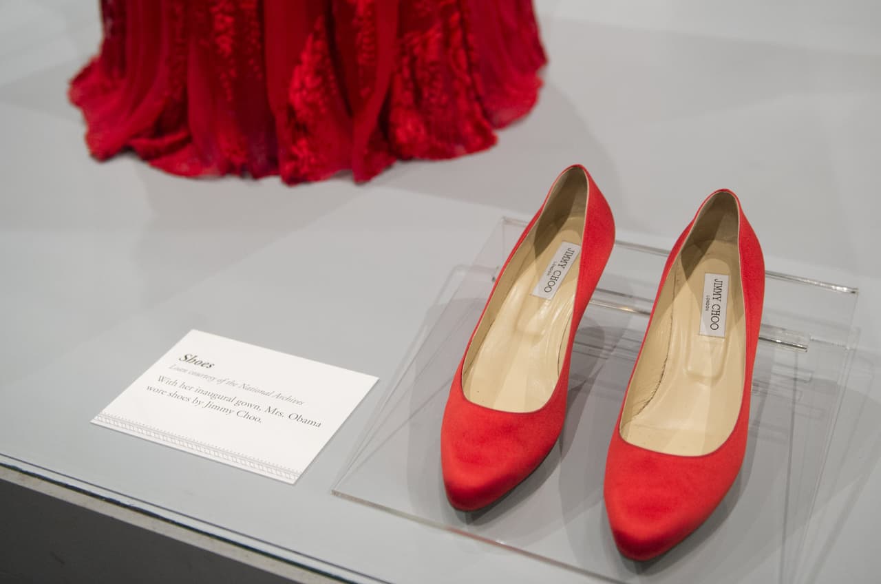 Estos zapatos rojos son exhibidos por la colección del Smithsonian de los vestidos de las Primeras Damas en los bailes presidenciales. Este modelo encargado a Jimmy Choo fue el complemento perfecto para el vestido rojo de Kimberly McDonald con el que Barack Obama le dedicó a su esposa la canción 'Lady in red'.