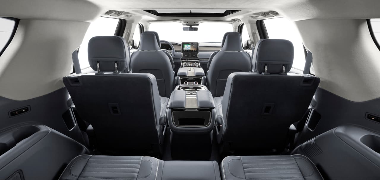 El espacio interior luce y se siente enorme y nos da, desde las filas posteriores, hermosas vistas hacia los componentes del tablero de instrumentos del vehículo.