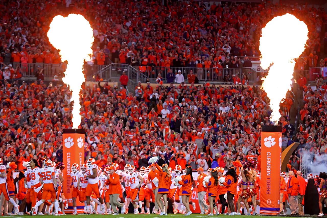 Los Clemson Tigers salieron con todo al emparrillado y con el peso de la historia en su contra pues enfrentaban a un equipo invicto en 26 partidos y que les ganó en el campeonato del año pasado.