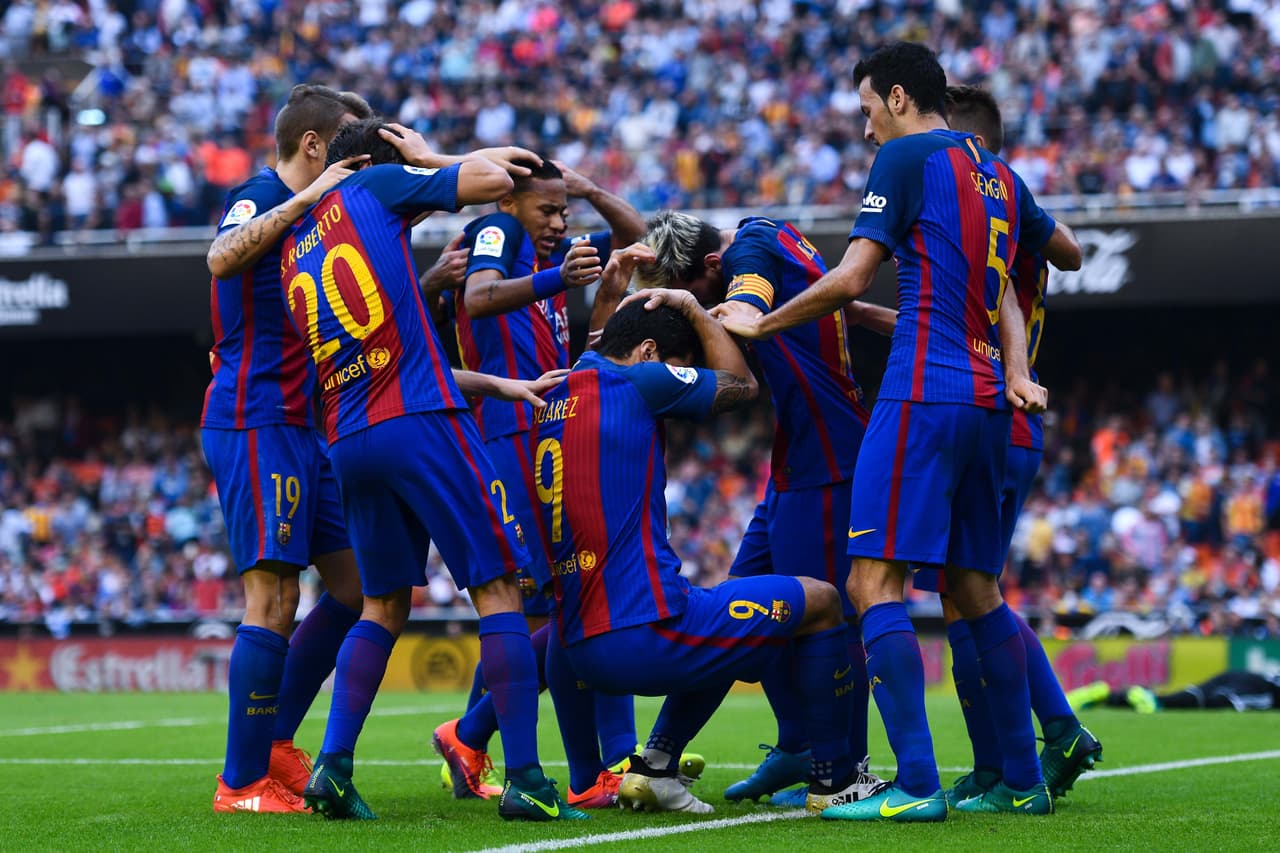 VALENCIA, SPAIN - OCTOBER 22: FC Barcelona are hit by objects thrown from the seats after Lionel Messi of FC Barcelona scores his team's third goal from the penalty spot during the La Liga match between Valencia CF and FC Barcelona at Mestalla stadium on October 22, 2016 in Valencia, Spain. (Photo by David Ramos/Getty Images)