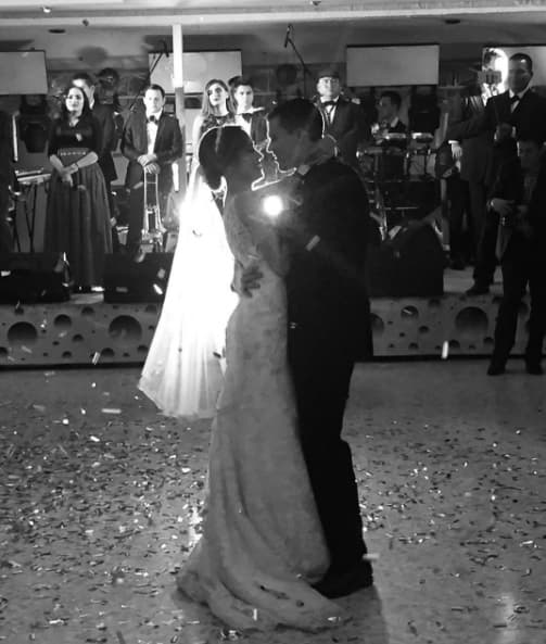 Una bella imagen de los nuevos esposos bailando el vals.