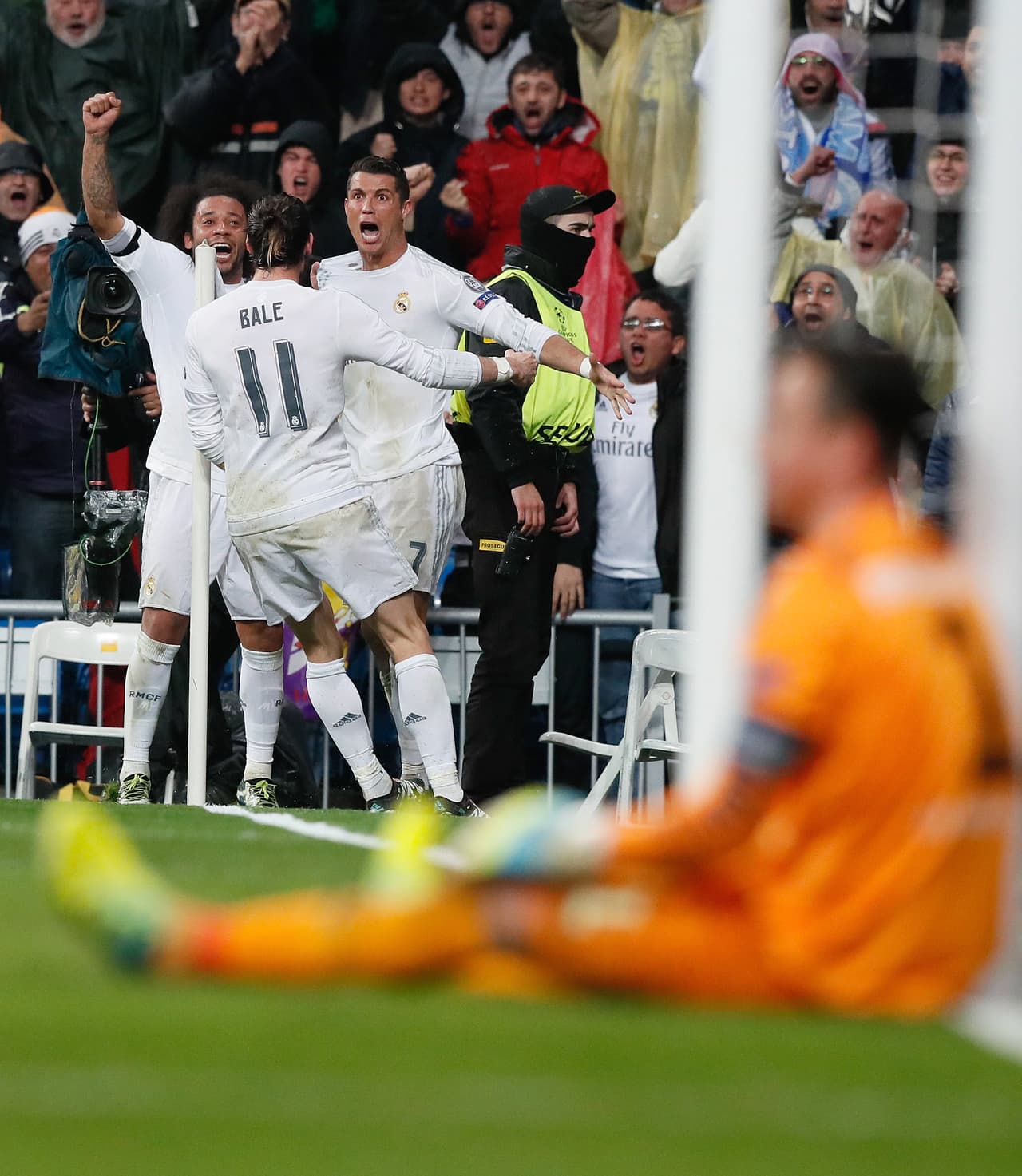Y apenas un minuto después, al 17', Ronaldo conectó de cabeza un tiro de esquina cobrado por Toni Kroos y desató la locura en el Bernabéu al empatar el global de la eliminatoria.